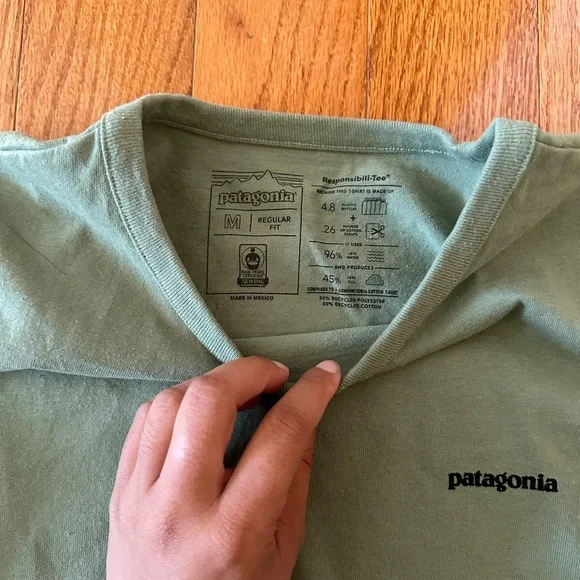 NWOT Patagonia Women's Green Long Sleeve Shirt - Picture 3 of 3